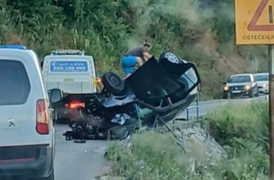 Krajina: Teška saobraćajna nesreća, vozilo završilo na krovu – policija i Hitna pomoć na terenu