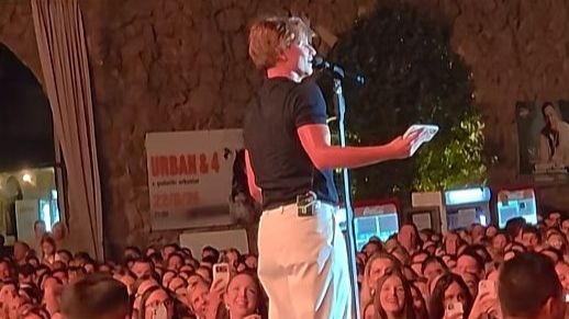 Jakov Jozinović poručio fanovima da prestanu bacati mobitele na binu: Pogazit ću ih