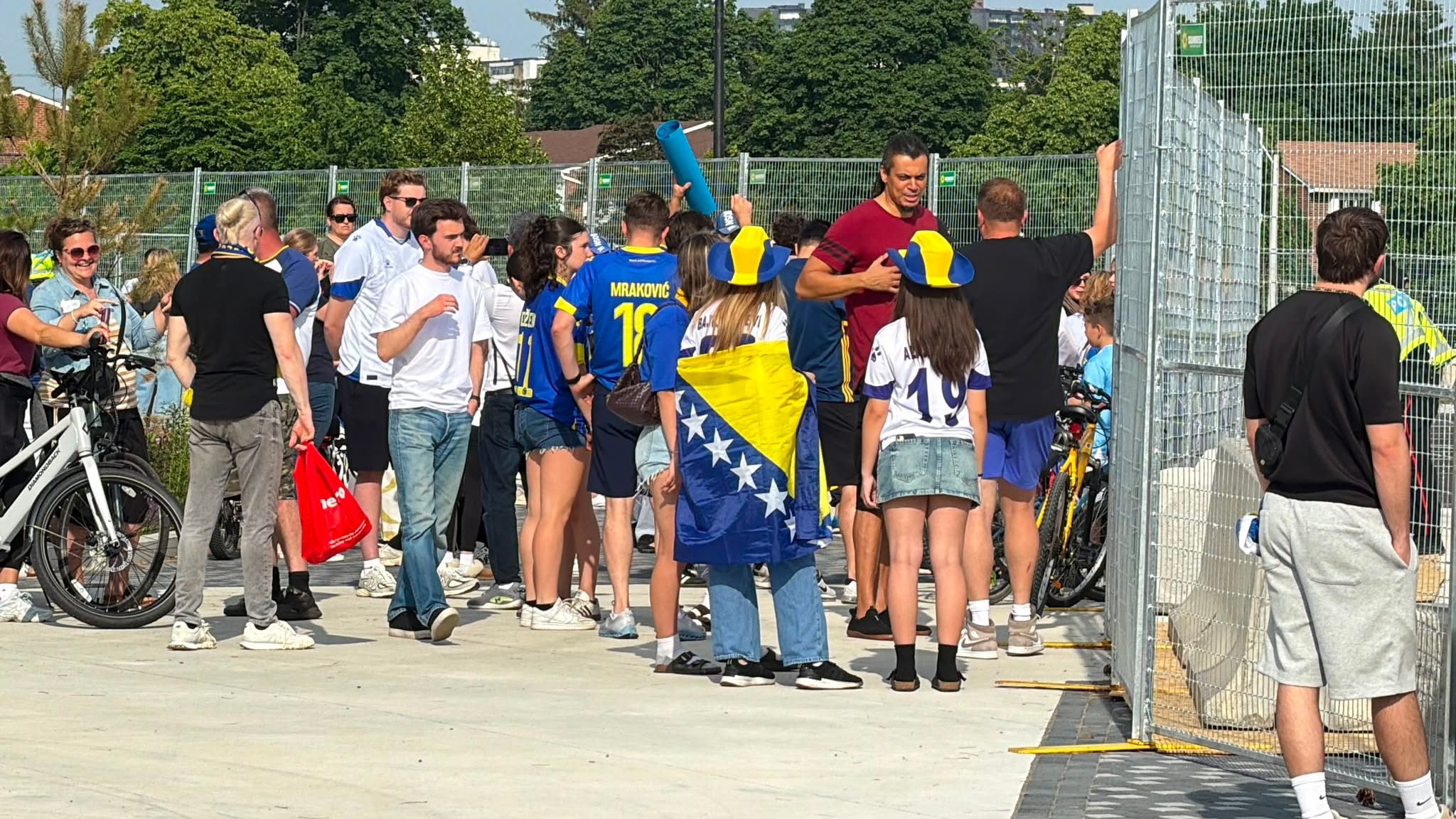 Video / Veliki broj navijača stigao pred stadion uprkos zatvorenom treningu Zmajeva