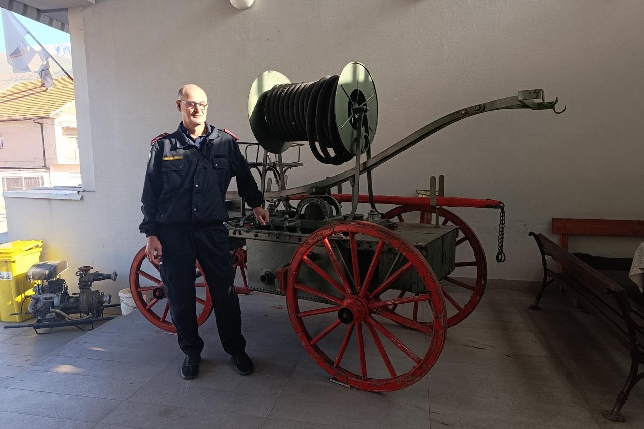 ZNATE LI da Travnik ima najstarije vatrogasno vozilo u Europi: Proizvedeno 1887. u Beču, dopremljeno konjima, a 'glumilo' i u poznatim filmovima