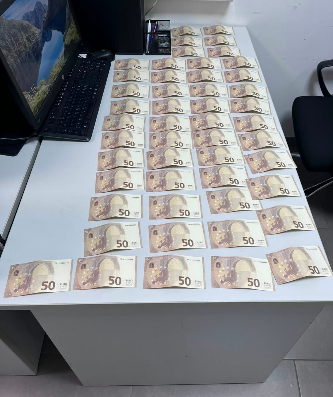 (FOTO) Pronađeno oko 7.500 EVRA: Falsifikovani novac otkriven tokom policijske kontrole u Doboju, uhapšena jedna osoba