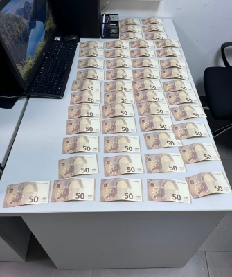 (FOTO) Pronađeno oko 7.500 EVRA: Falsifikovani novac otkriven tokom policijske kontrole u Doboju, uhapšena jedna osoba