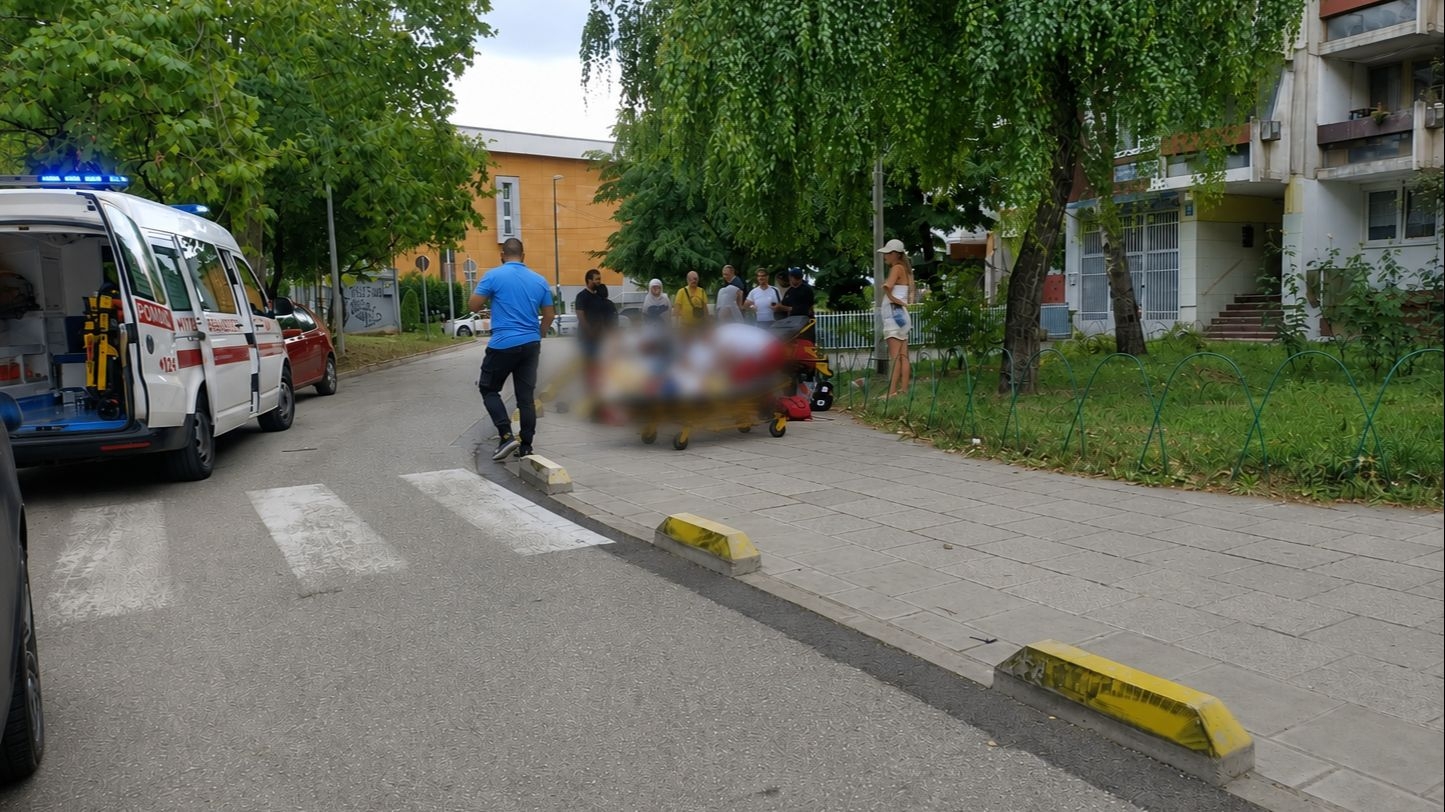 Video / Ženi pozlilo na ulici u Sarajevu, ekipa Hitne pomoći više od 40 minuta se bori za njen život