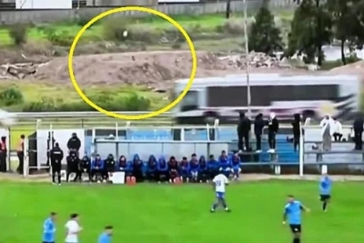 VIDEO Nevjerojatna situacija: Usred utakmice ispucao loptu i izazvao proometnu nesreću