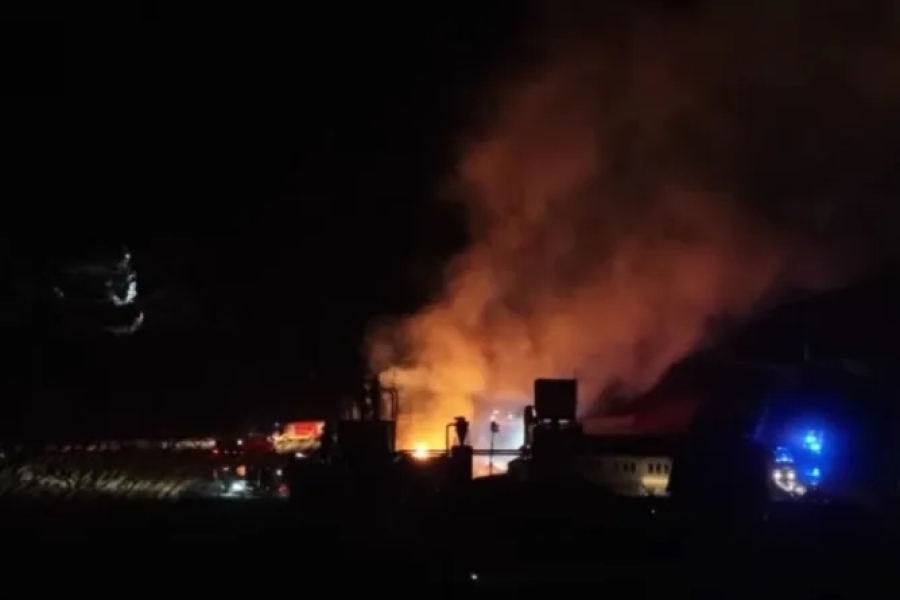 DRAMA U BH. GRADU: Vatrogasci se satima bore s požarom koji guta pilanu (VIDEO)