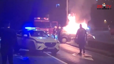 VIDEO: Automobil se zapalio na parkingu pa završio na GGM-u, vatrogasci gase požar