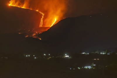 Erupcija Etne privukla hiljade turista, vodiči upozoravaju na rizike