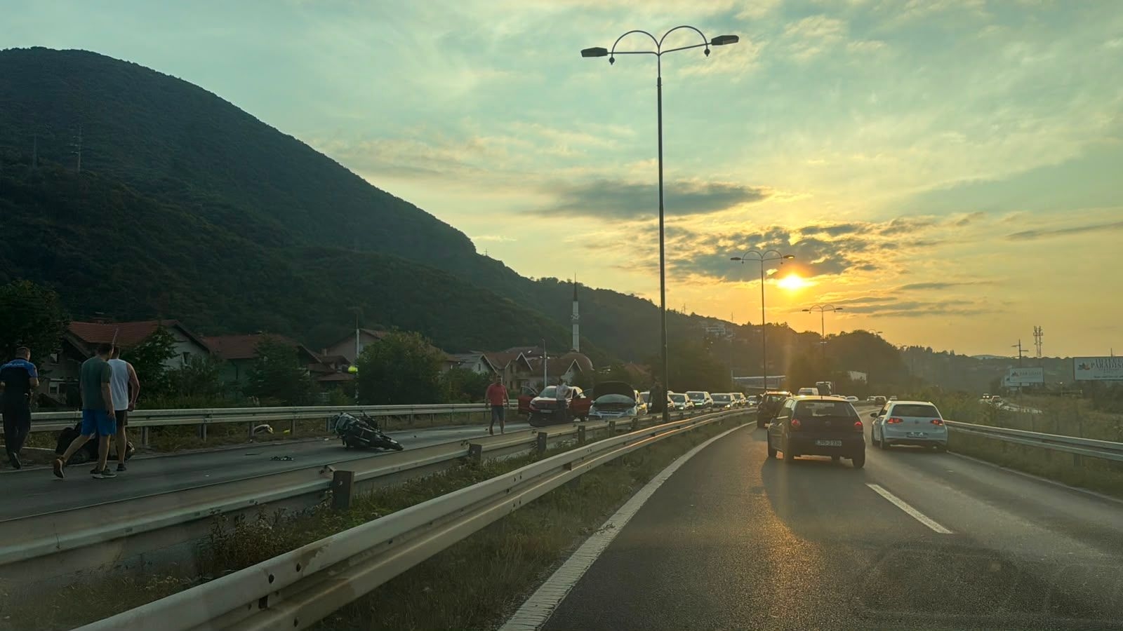 Video / Teška nesreća kod Hadžića: Sudarila se dva automobila i motocikl