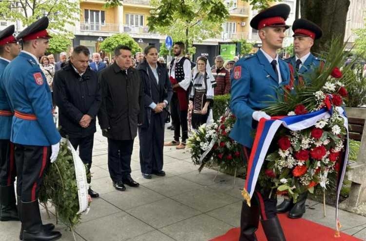 Položeni vijenci na spomenik 12 beba u Banjaluci