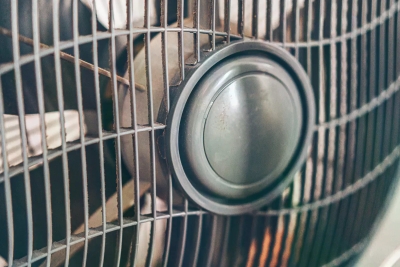 Mokra plahta na prozoru hladi sobu bolje od ventilatora, ali samo ako je ispunjen jedan uslov