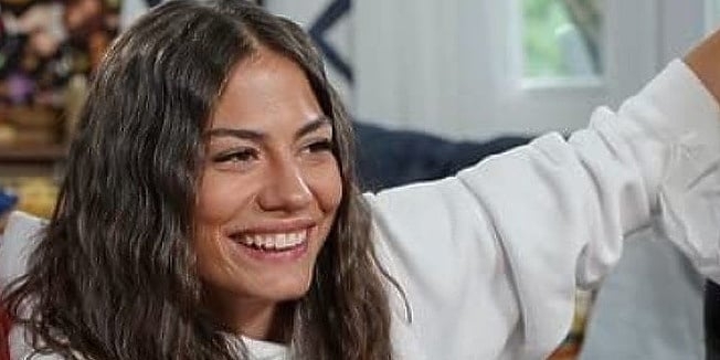 Turska glumica Demet Ozdemir ostala zaglavljena u studiju zbog poplava u Istanbulu, izvukli je spasioci čamcima