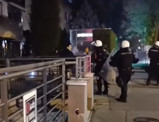 (VIDEO) POLICAJAC PALICOM RAZBIO STAKLO NA AUTU Suzavcem rastjerali građane kod RTV Pink u Beogradu, a onda su krenuli i da tuku sve redom
