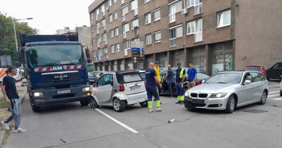 FOTO: Udes kod Biroa, učestvovala dva automobila i komunalno vozilo