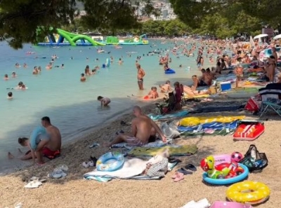 Gužva na plaži u Makarskoj podijelila javnost: Za jedne je ljetna atmosfera, a druge, ipak, prenatrpanost