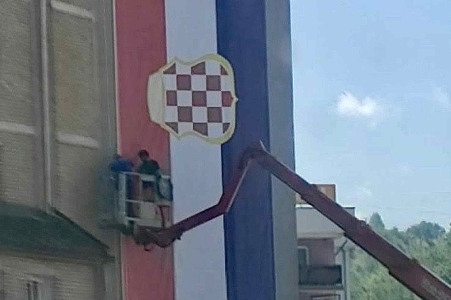 USIJANJE U SREDNJOJ BOSNI: U Novom Travniku izvješena ogromna zastava zločinačke Herceg-Bosne (FOTO)