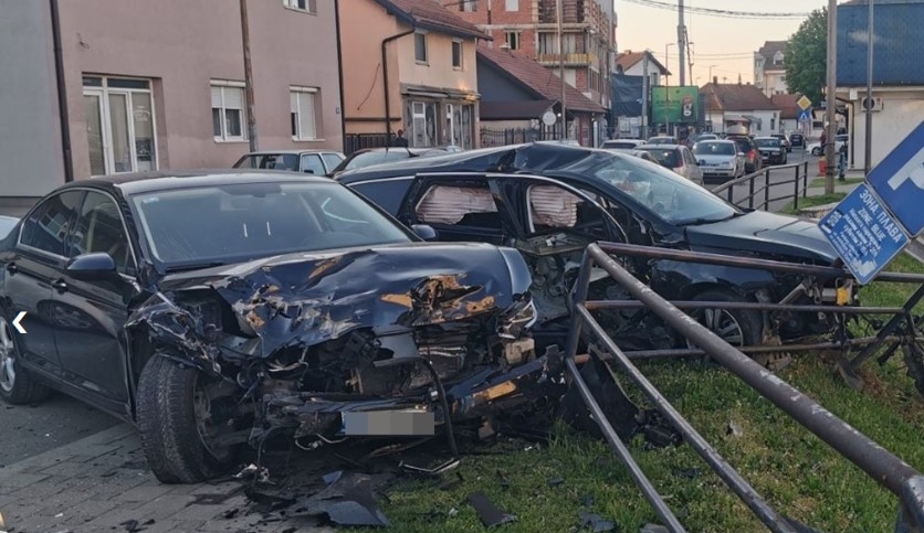 Haos u Bijeljini: Pijani vozač udario u tri parkirana automobila