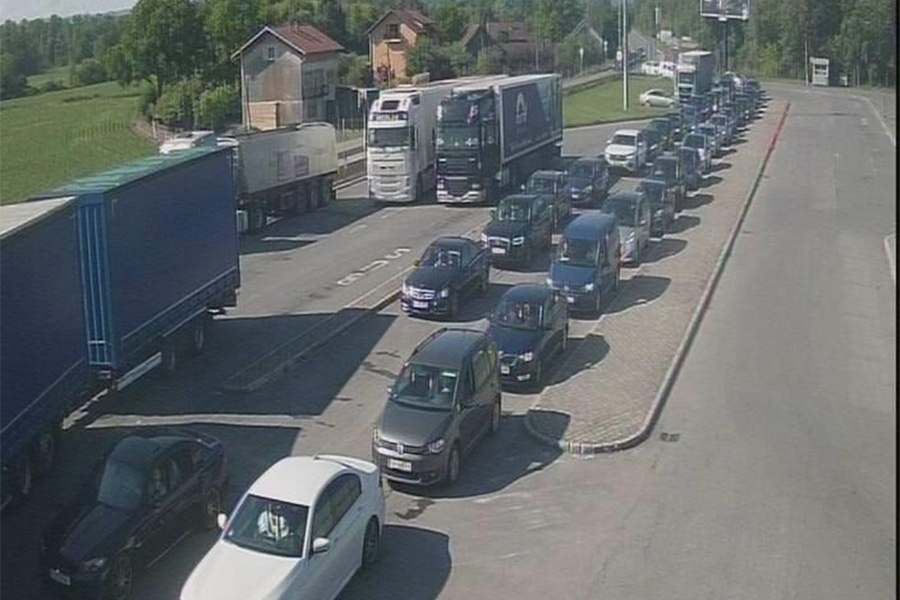 ČEKA SE SATIMA: Duge kolone vozila na tri granična prijelaza u Bosni i Hercegovini...