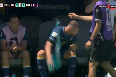 Haos na bh. klupi: Edin Džeko van sebe zbog izmjene, bacao flašu, a onda je prišao Barbarez...