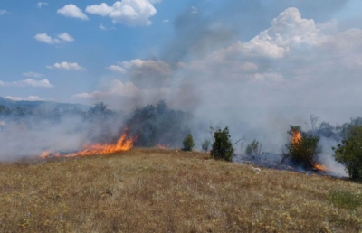 Veliki požar kod Gacka: Vatra izbila na više mjesta, sumnja se na podmetanje