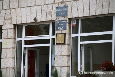 Novi zaplet u školi u Stocu: Dio roditelja stao uz ravnatelja i promjenu smjena