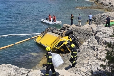 KAKVA DRAMA: Kamion otklizao u more, vozač iskočio iz kabine u zadnji tren, a kupači... (VIDEO)