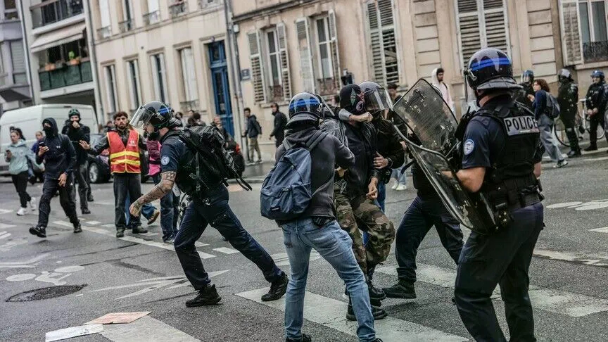 Francuska pred velikim protestima: Sindikati pozvali na štrajk 5. novembra, moguće blokade škola, bolnica i željeznice
