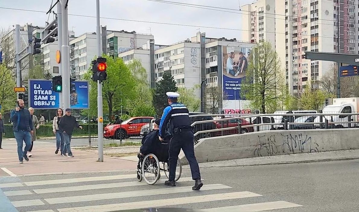 Fotografija oduševila javnost: Poznat identitet policajca koji pomaže osobi sa invaliditetom na raskrsnici Otoka