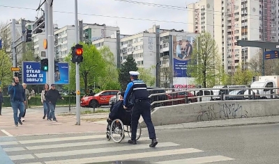 Fotografija oduševila javnost: Poznat identitet policajca koji pomaže osobi sa invaliditetom na raskrsnici Otoka