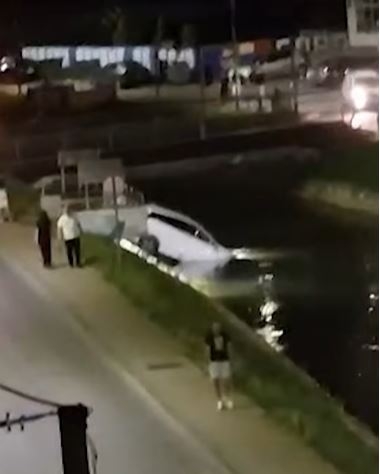 Bijeljina: Automobil sletio u kanal (VIDEO)