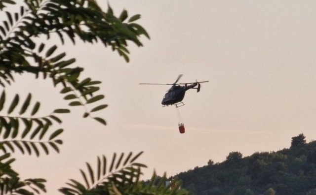 VIDEO Helikopter gasi požar kod Trebinja, vatrogasci i mještani obranili kuće