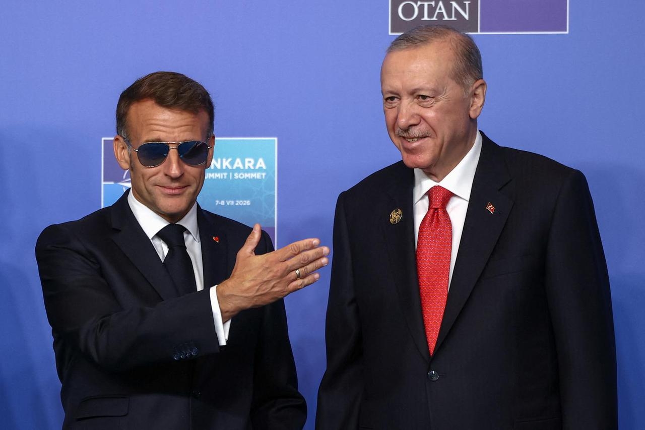 VIDEO Širi se snimka: Macron pokušao poljubiti ruku Erdoganove supruge, pogledajte njezinu reakciju