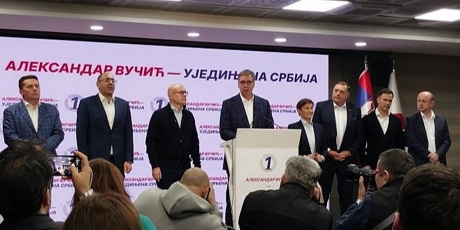 Sumorna lica Stevandića i Dodika u štabu SNS-a dok je Vučić proglašavao poraz