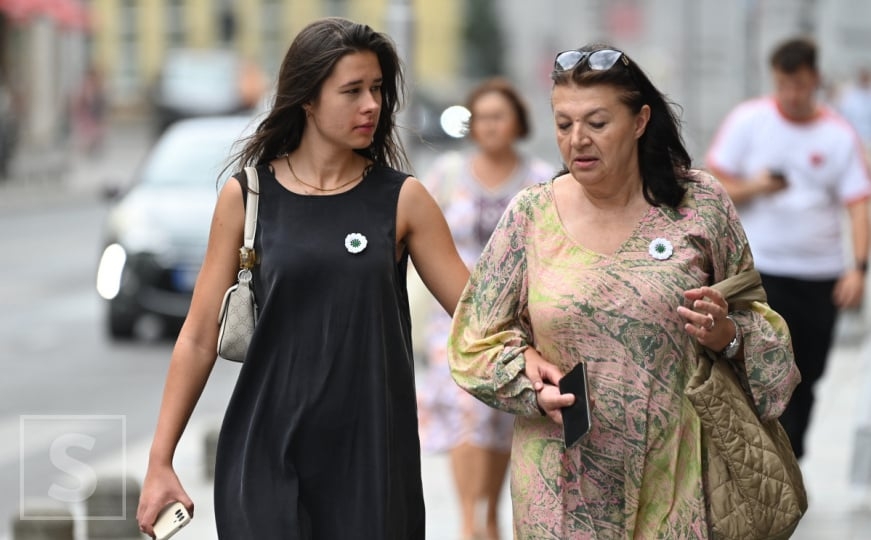 Građani nose cvijet Srebrenice: Znate li zašto se stavlja na lijevu stranu i šta znače njegove boje?