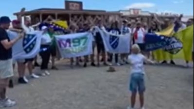 Video / Mladi navijač BiH predvodi navijanje i zagrijava atmosferu uoči meča sa Švicarskom