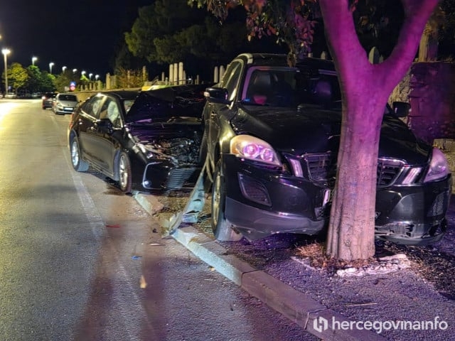 FOTO Nesreća usred noći u Mostaru: Vozačica udarila u parkirani automobil