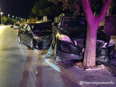 FOTO Nesreća usred noći u Mostaru: Vozačica udarila u parkirani automobil