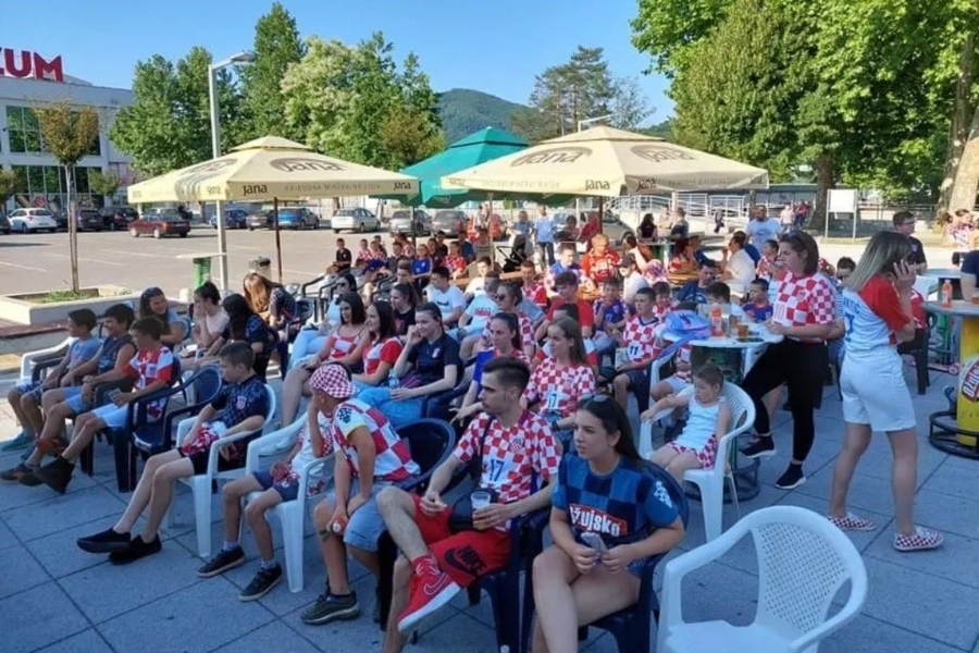 RASKRINKANA NAREDBA HDZ-ovog NAČELNIKA: Tvrdio da se trg renovira pa zabranio navijanje za BiH, a fotografije sa terena dokazale NEVIĐENU LAŽ