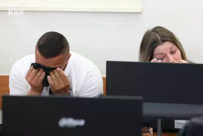 FOTO: “Suze i zagrljaj kao simbol borbe za istinu” Srceparajuća reakcija roditelja Džene Gadžun tokom izricanja presude