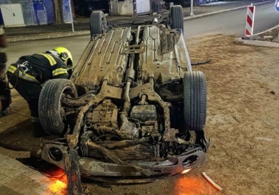 DETALJI TEŠKE NESREĆE U BH. GRADU:  Automobil se prevrnuo na krov, povrijeđene 2 osobe, vozač pobjegao (FOTO)