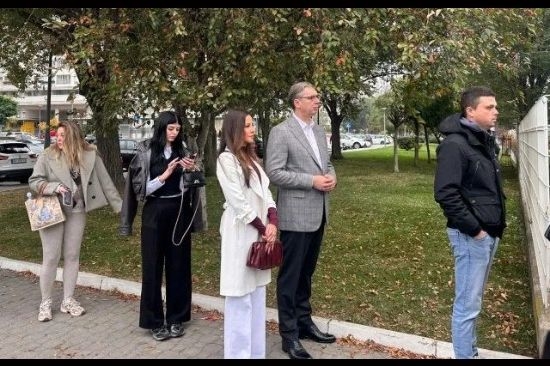 Vučić stigao na glasanje sa suprugom Tamarom