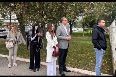 Vučić stigao na glasanje sa suprugom Tamarom