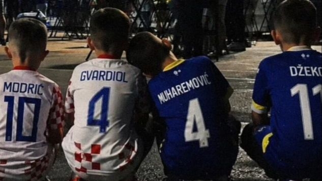 Jedna od najljepših fotografija od početka Svjetskog prvenstva: Dječaci u dresovima BiH i Hrvatske zajedno gledaju utakmicu