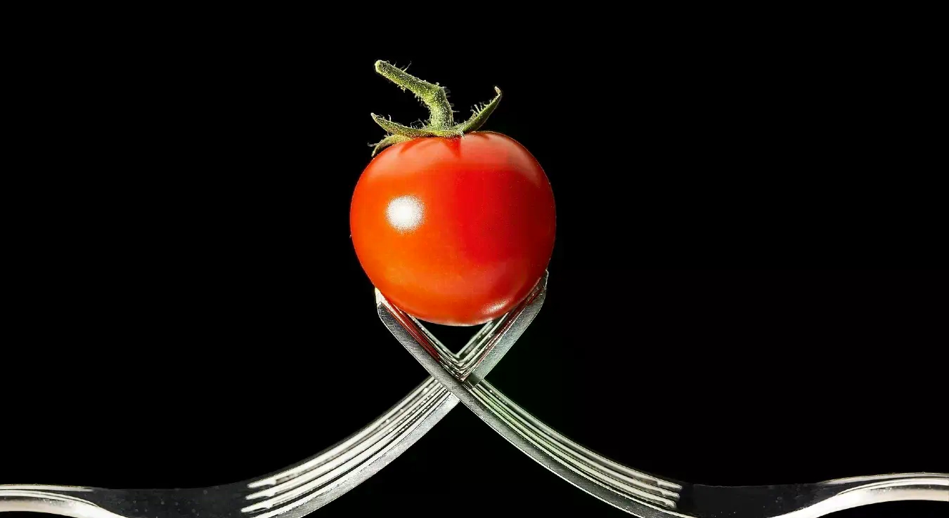 Младић се задавио парадајзом, мајка се након трагедије убила