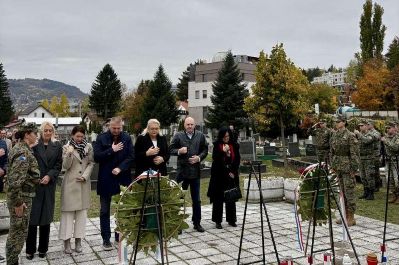 ODANA POČAST HEROJIMA: U Sarajevu obilježen blagdan Svih svetih i Dušni dan u spomen na poginule branitelje HVO-a