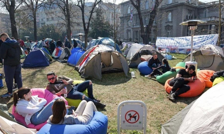 Ćacilend: Društvena metastaza Srbije
