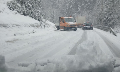 Snijeg u aprilu izazvao kolaps: Gužve na putu Pale–Jahorina FOTO