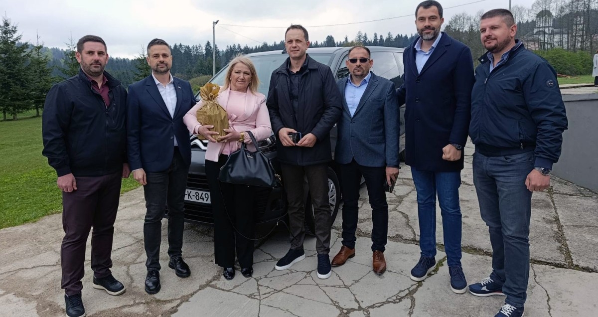 Humana misija! Dodik i Amidžić pomogli da škola u Sitnici dobila kombi za prevoz učenika FOTO