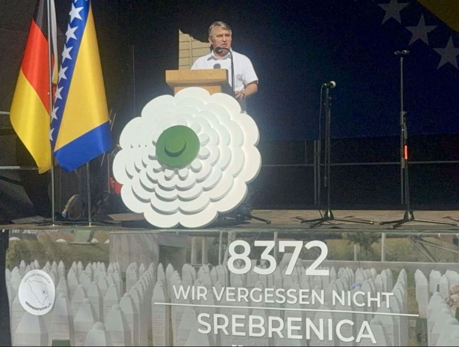 KOMŠIĆ NA MARŠU MIRA U STUTTGARTU PRODRMAO JAVNOST: 'Istina je pravno utvrđena, ne zanima nas šta misle negatori genocida!'