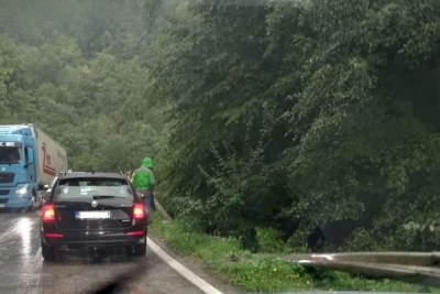 Nesreća kod Kladanja: Vozačica izgubila kontrolu nad vozilom i sletjela s ceste, suvozač poginuo