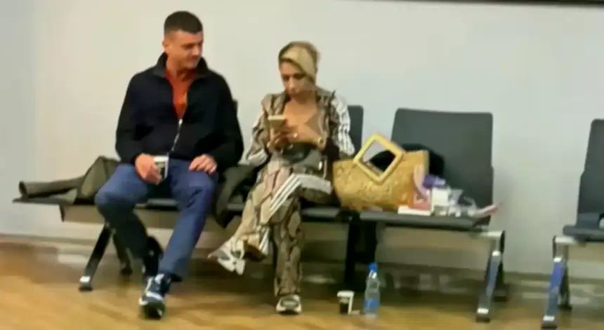 Snimljena na aerodromu: Najomiljenija Vučićeva voditeljica pobjegla iz Srbije?